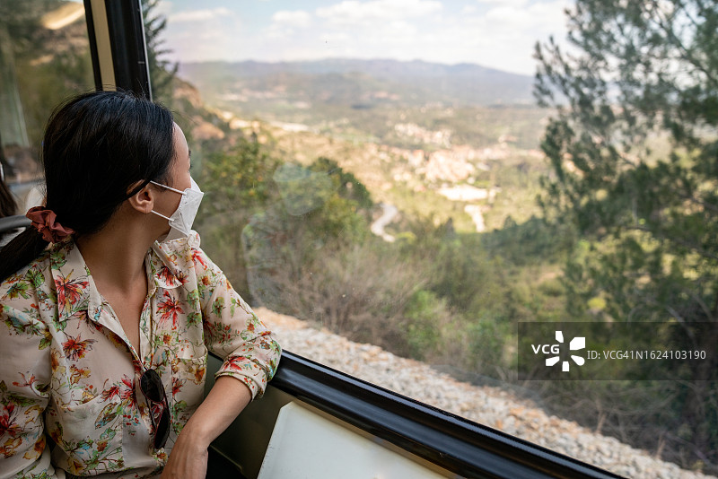 一名女子前往西班牙蒙特塞拉特的莫尼斯特罗尔旅行图片素材
