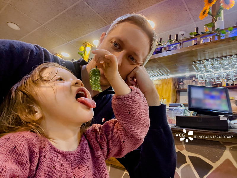 父亲和孩子拿着辣椒自拍图片素材