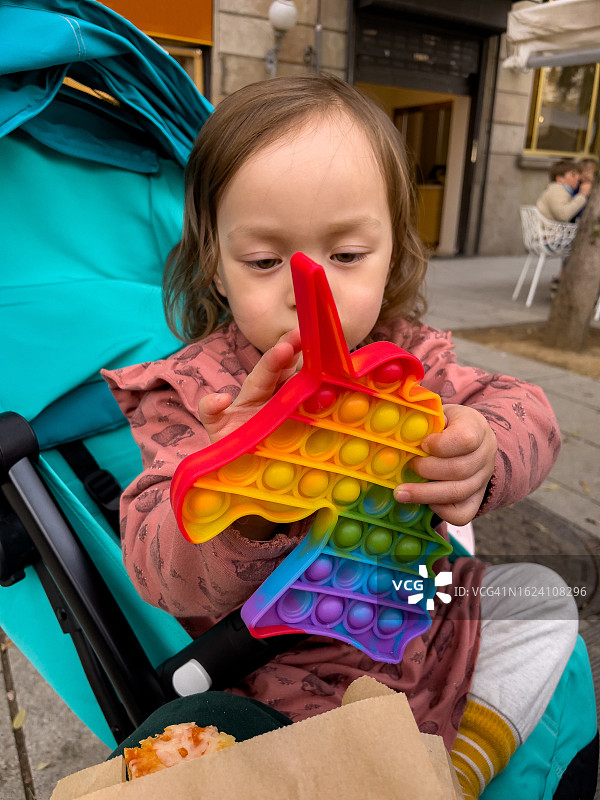 孩子玩着按按乐玩具图片素材