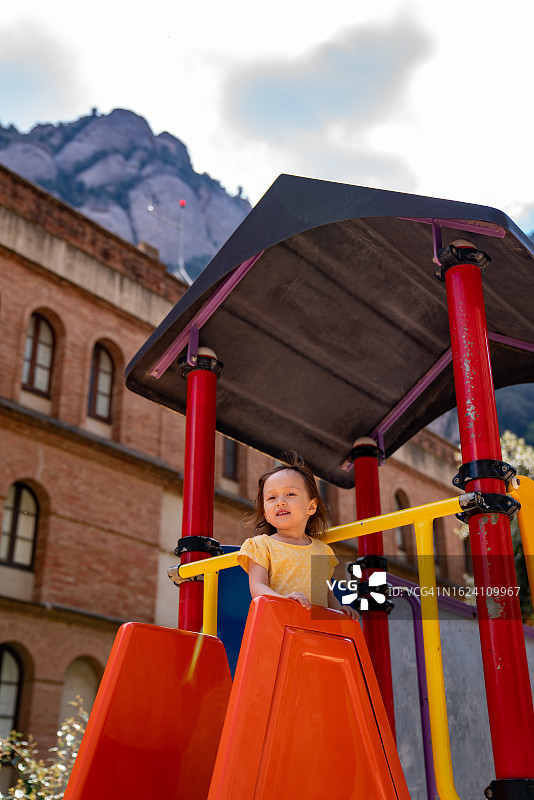 在西班牙蒙特塞拉特莫尼斯特罗儿童乐园玩耍的儿童图片素材