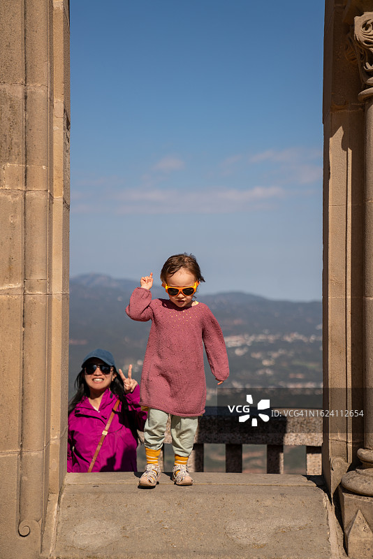 孩子在西班牙蒙尼斯特罗尔的蒙特塞拉特探索古老建筑图片素材