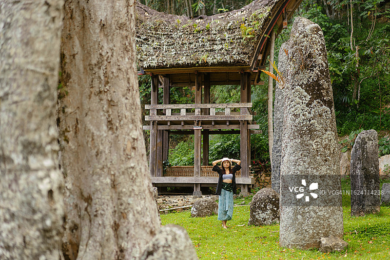 亚洲女人参观波里·卡利姆布昂·托拉查遗址图片素材