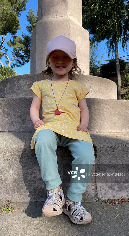 孩子坐在水泥台阶上图片素材