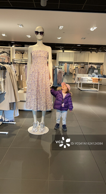 儿童牵着假人的手图片素材