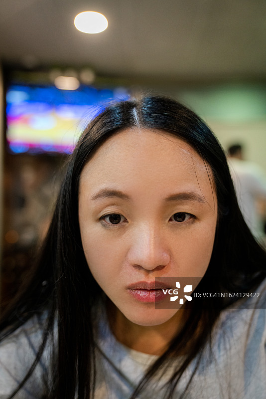 年轻女人自拍图片素材