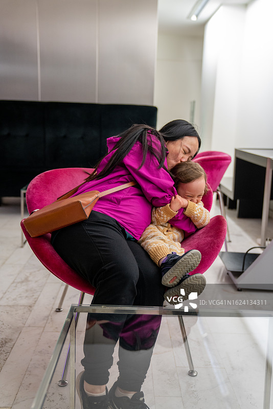 亲子共坐椅子图片素材