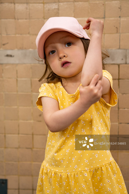 儿童指着她的手肘图片素材