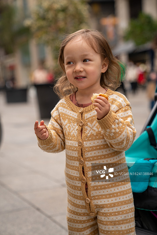 在西班牙巴塞罗那，孩子享用零食图片素材