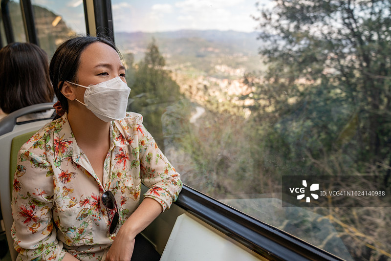 女人透过缆车窗户向外看图片素材