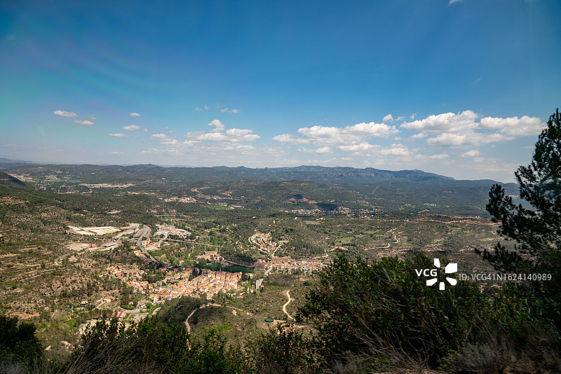 西班牙蒙特塞拉特镇莫尼斯特罗尔航拍图片素材