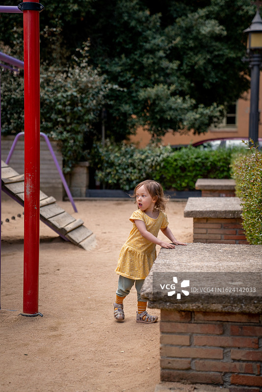 在儿童公园玩耍的儿童图片素材