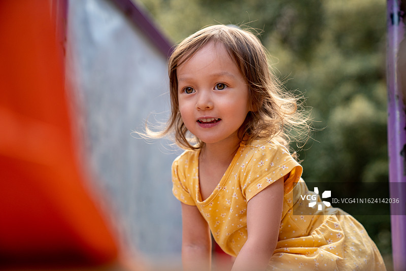 在儿童公园玩耍的儿童图片素材