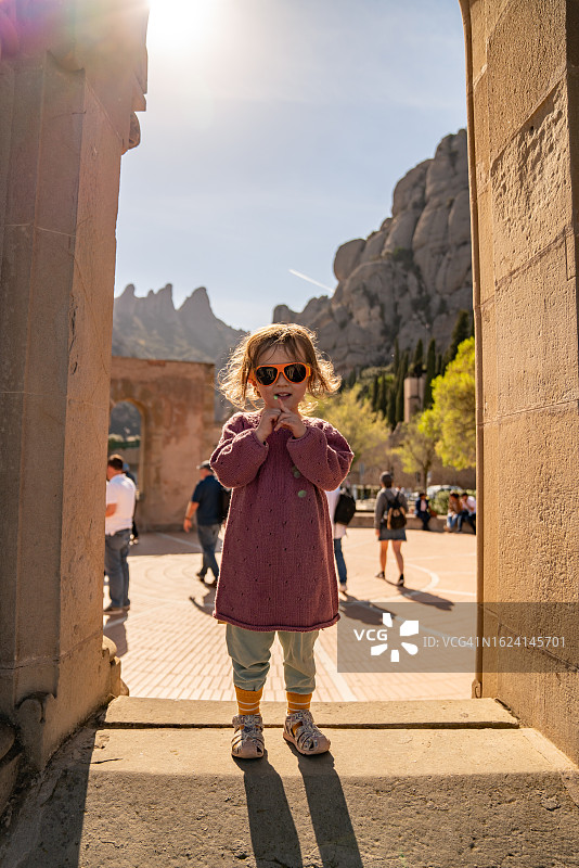 在西班牙蒙特塞拉特莫尼斯特罗，参观使徒瞭望台的孩子图片素材