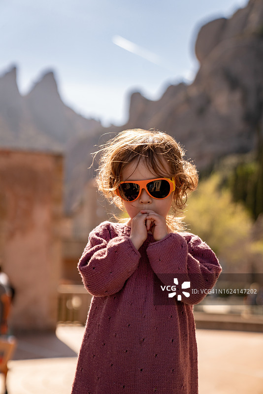 在西班牙蒙特塞拉特莫尼斯特罗，参观使徒瞭望台的孩子图片素材