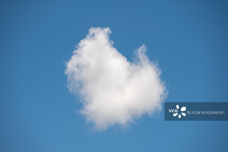 晴朗蓝天下飘浮的一朵小云图片素材