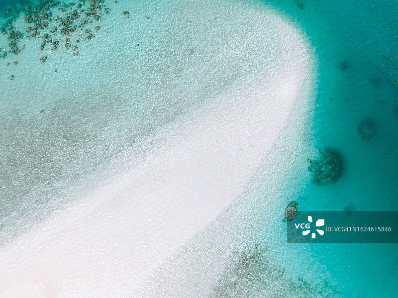 俯瞰热带水域和珊瑚沙洲图片素材