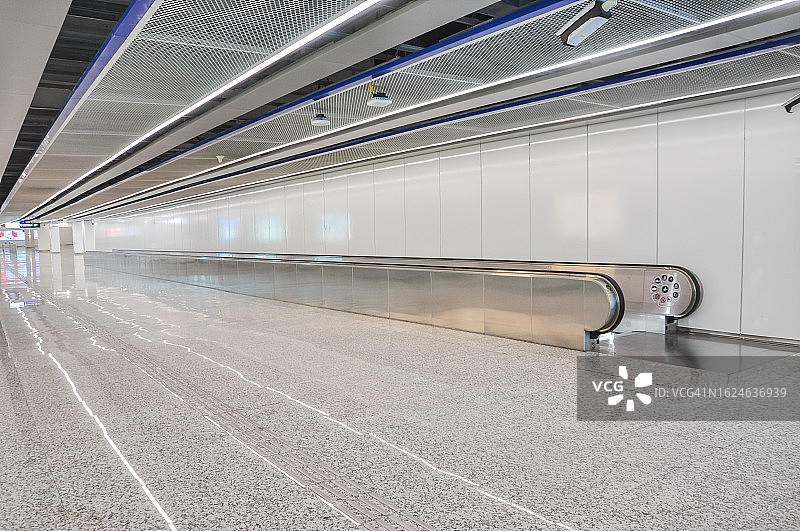 广州地铁站内通往电梯的大理石地面图片素材