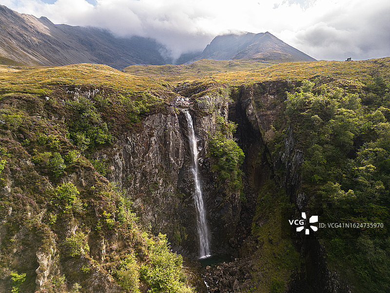 苏格兰斯凯岛壮丽的瀑布图片素材