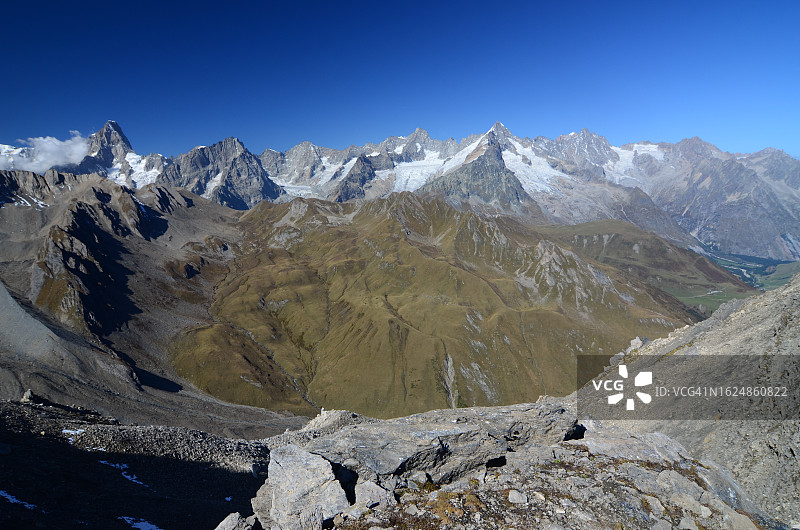 蓝天下的阿尔卑斯山景观图片素材