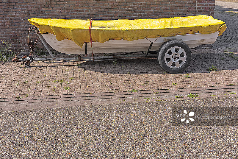 黄色防水布覆盖的白色单桅帆船图片素材