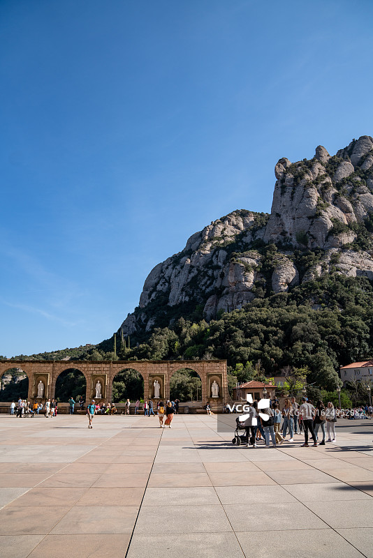 游客欣赏蒙塞拉特修道院壮丽景色图片素材