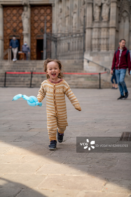 儿童在巴塞罗那大教堂附近玩气球图片素材
