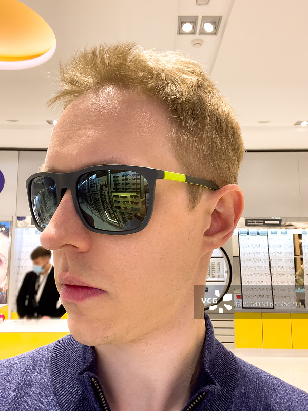 戴太阳镜的男人肖像图片素材