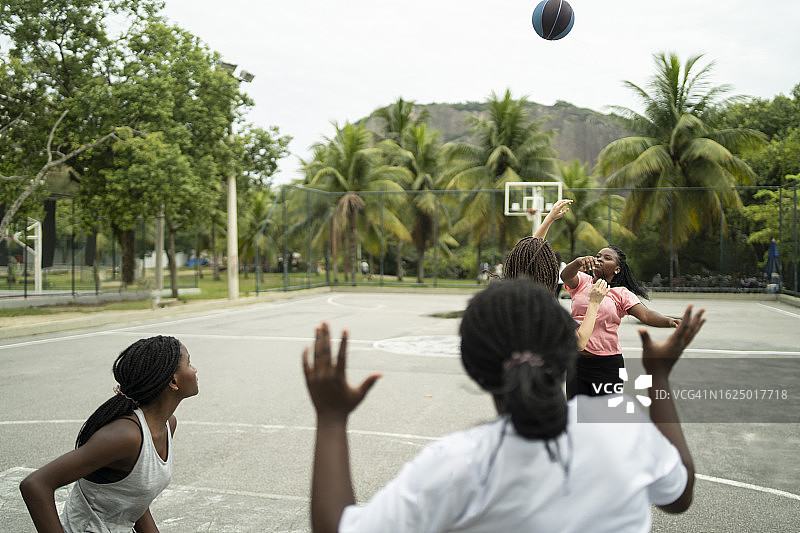 希望获得进攻篮板图片素材
