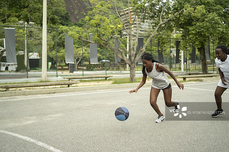 非洲女篮球运动员运球图片素材