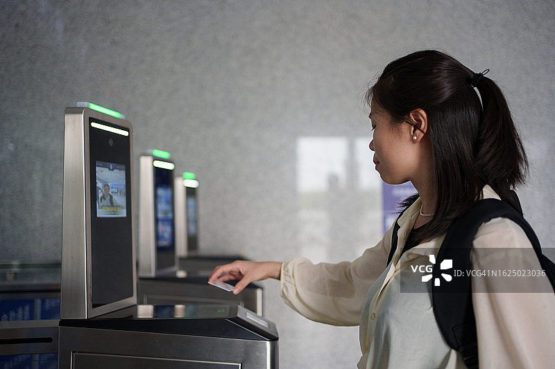 女人通过面部识别检查站图片素材