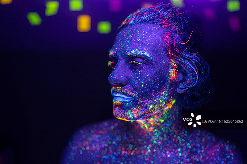 紫外线下男人面部的肖像图片素材