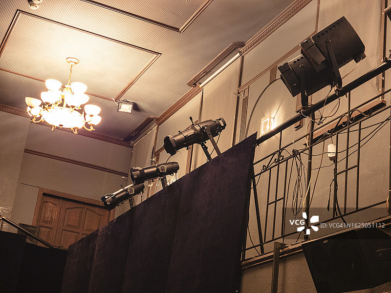 剧院阳台上的照明设备图片素材
