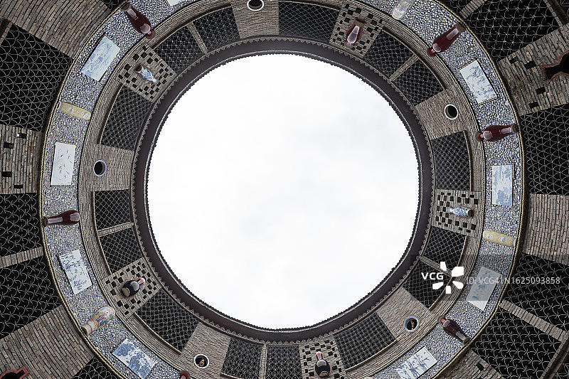 仰望圆形瓷砖墙面的彩色建筑图片素材