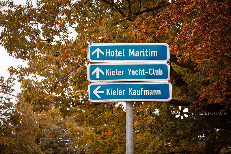 城市概念与道路交通指示牌图片素材