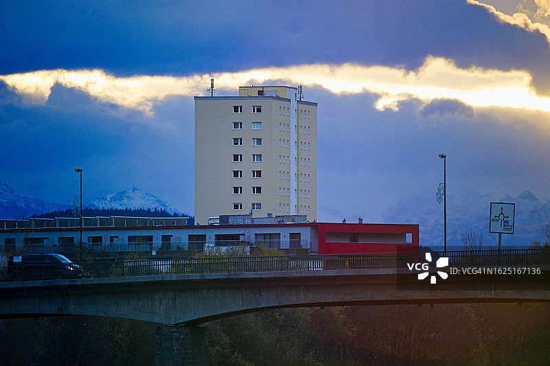 欧洲奥地利蒂罗尔州库夫施泰因：公寓楼景观图片素材