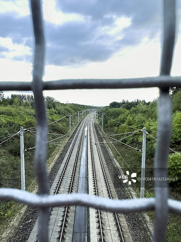 透过围栏的铁轨图片素材