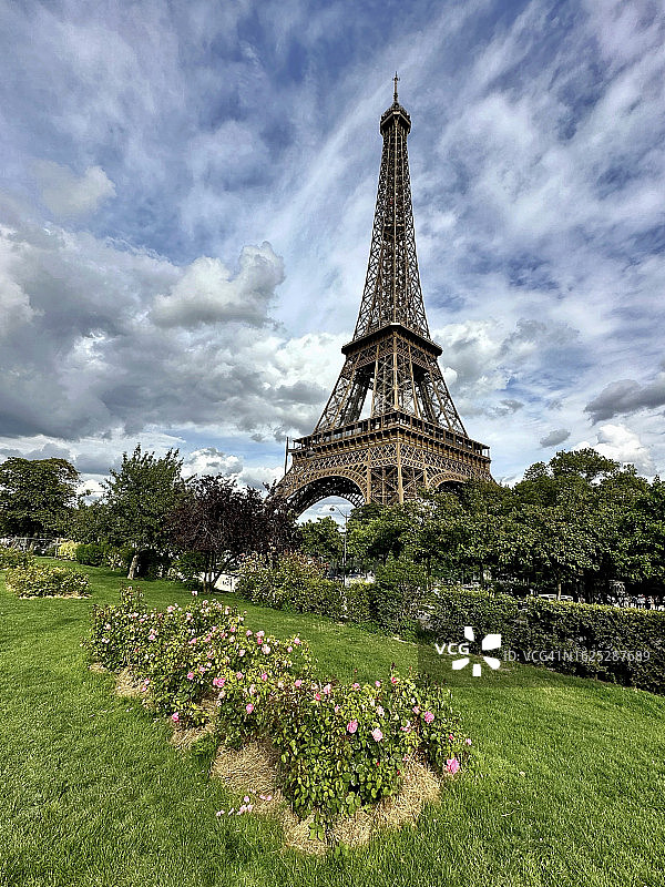 法国八月的埃菲尔铁塔图片素材
