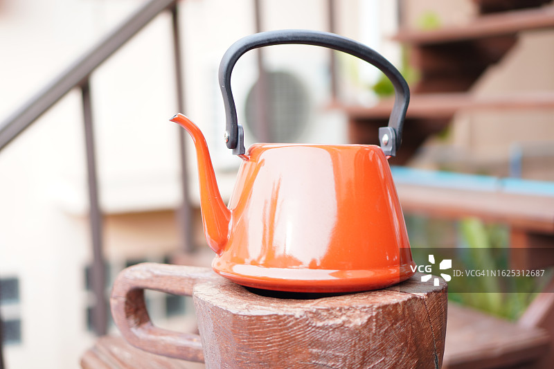 装饰原木上的红色水壶图片素材