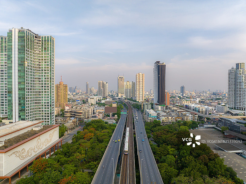 曼谷日出时的鸟瞰图，空中列车和通往中央商务区的道路。图片素材