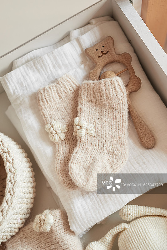 手工针织婴儿袜和短靴，新生儿用品，待产准备，儿童服装图片素材