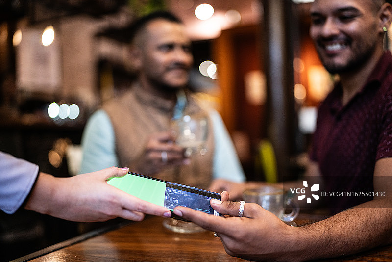 顾客在餐厅使用非接触式支付图片素材