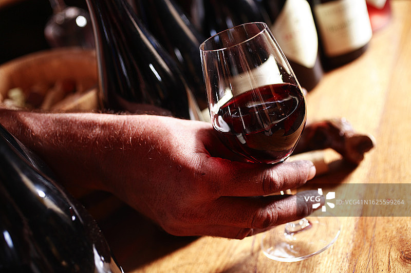 博若莱的酿酒师拿着一杯葡萄酒图片素材