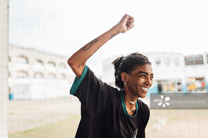 庆祝进球的女子室内足球运动员图片素材