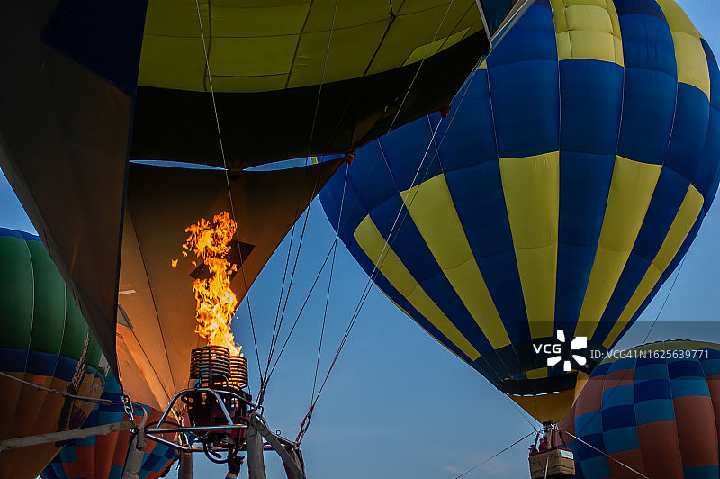 在蓝天飞行的热气球飞行表演图片素材