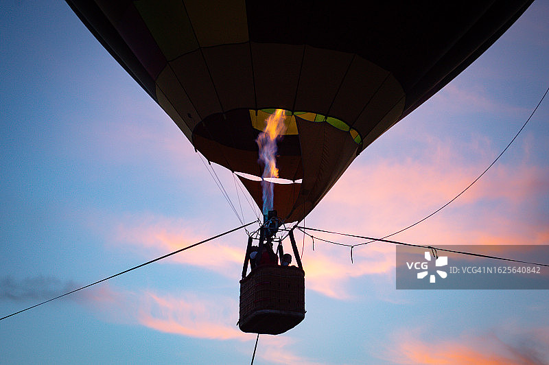 彩色日落背景下的热气球或航空器图片素材