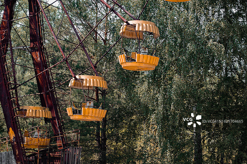 普里皮亚季游乐园中废弃的放射性金属设施图片素材