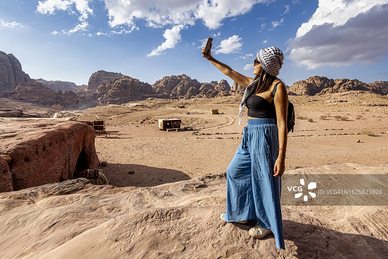 游客在约旦佩特拉古城旅游图片素材