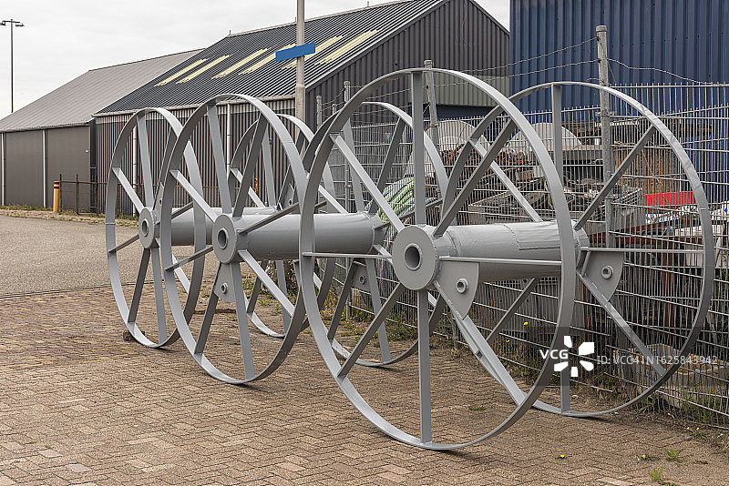 三个圆形灰色车轮钢架图片素材