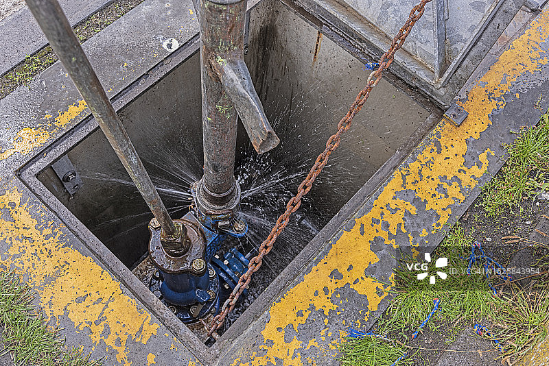 带有两条水管的水井图片素材