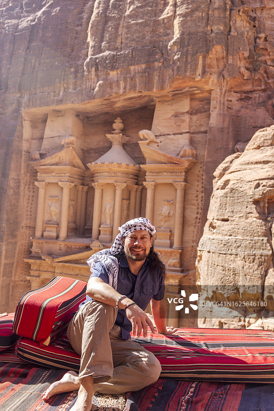 约旦佩特拉古城的游客图片素材